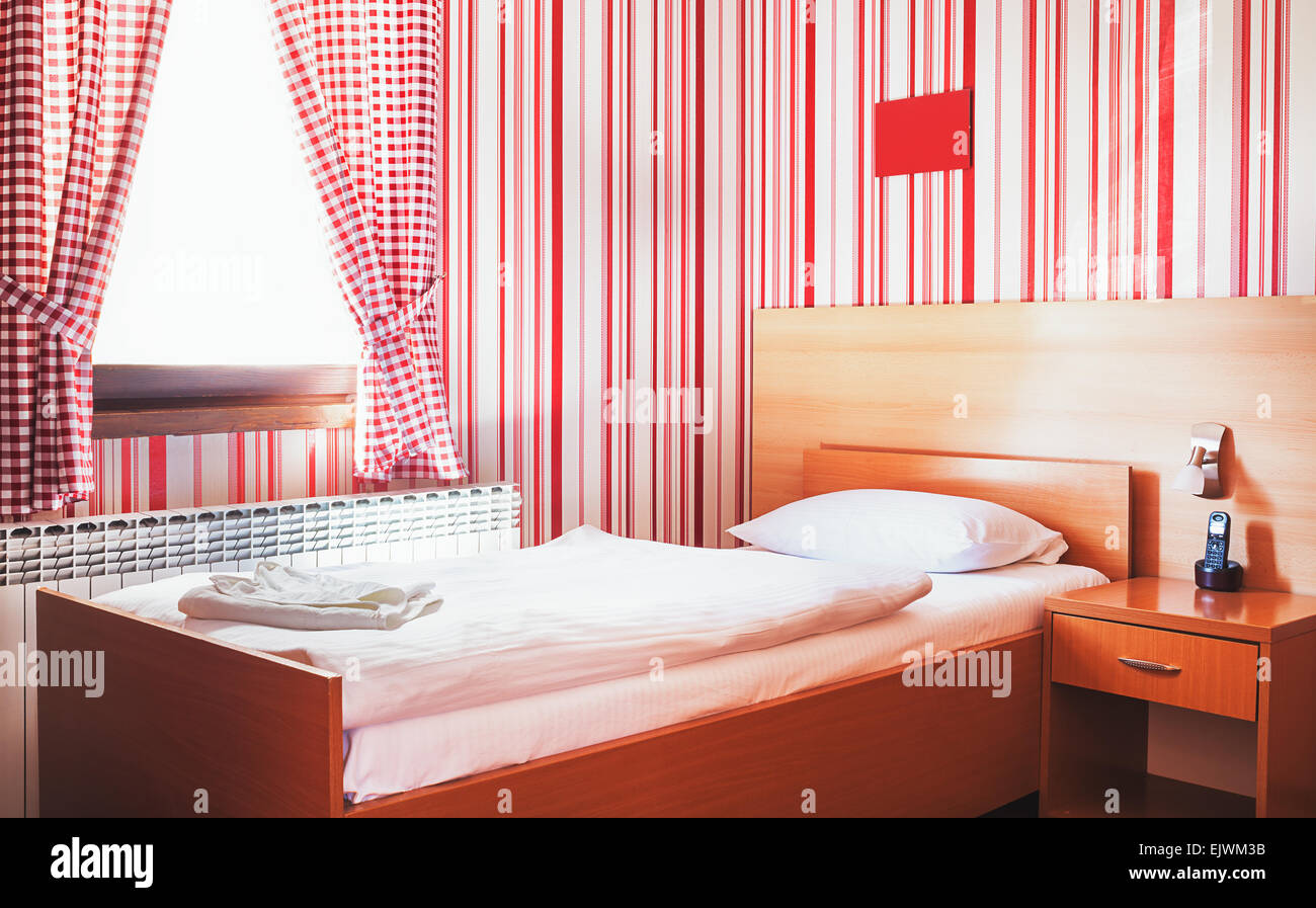 Hotel Zimmer Interieur, ruhige und friedliche Atmosphäre in rot und weiß. Stockfoto