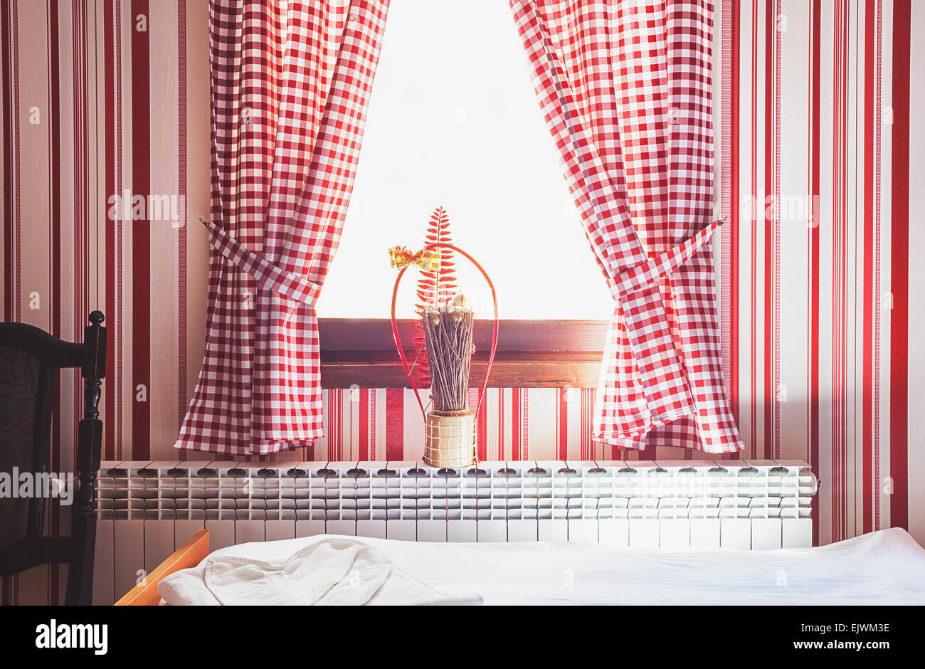 Hotel Zimmer Interieur, ruhige und friedliche Atmosphäre in rot und weiß. Stockfoto