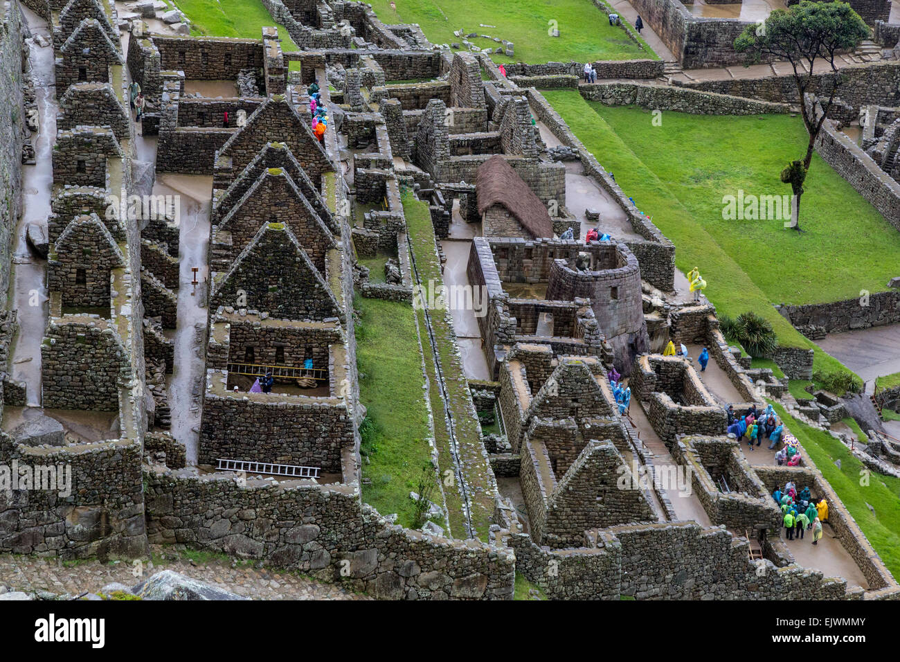 Peru, Machu Picchu.  Blick hinunter auf den Tempel der Sonne und die königliche Residenz. Stockfoto