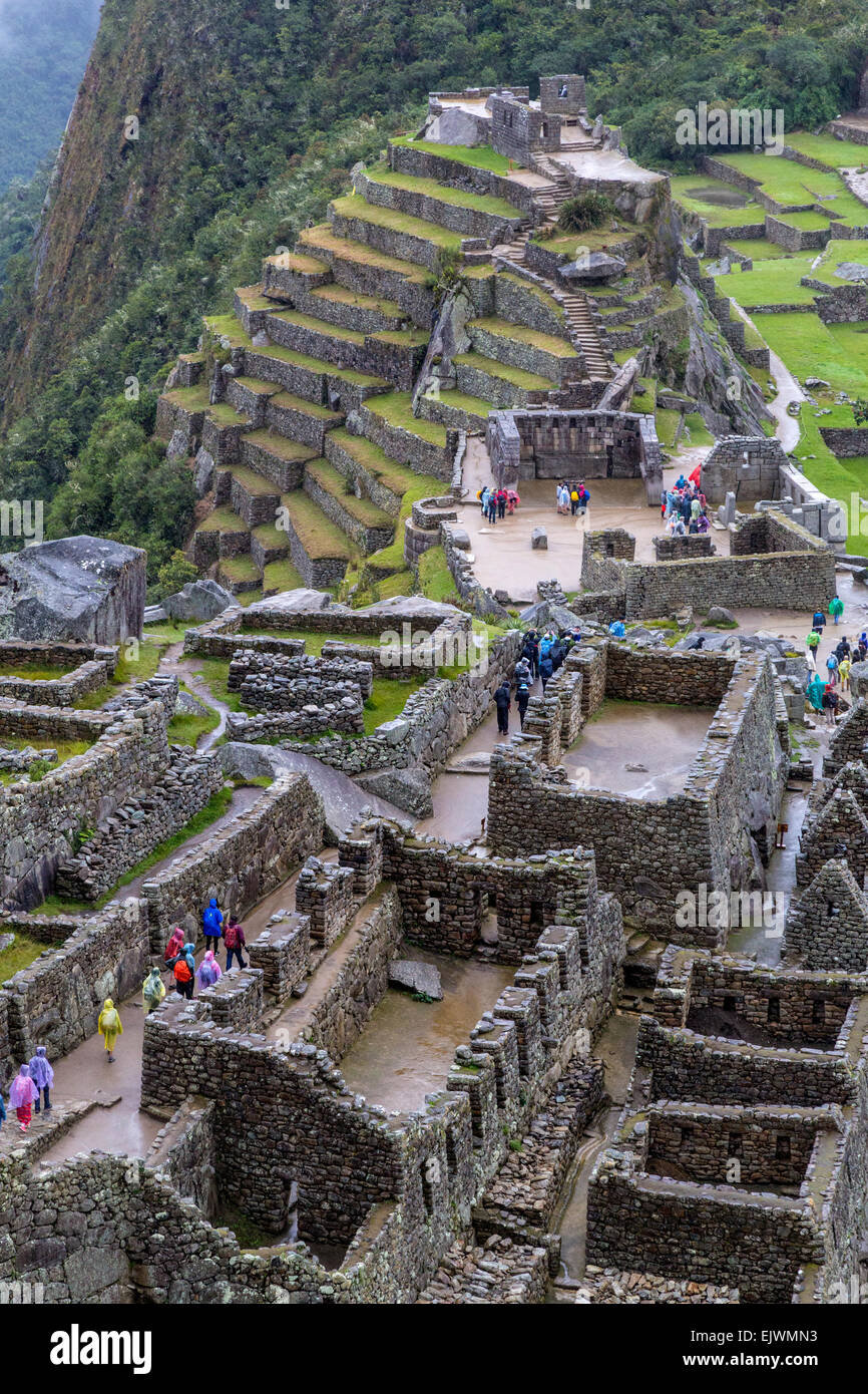 Peru, Machu Picchu.  Westlichen städtischen Bereich, Vordergrund. Intiwatana (Hitching Post der Sonne), landwirtschaftlichen Terrassen, Hintergrund. Stockfoto