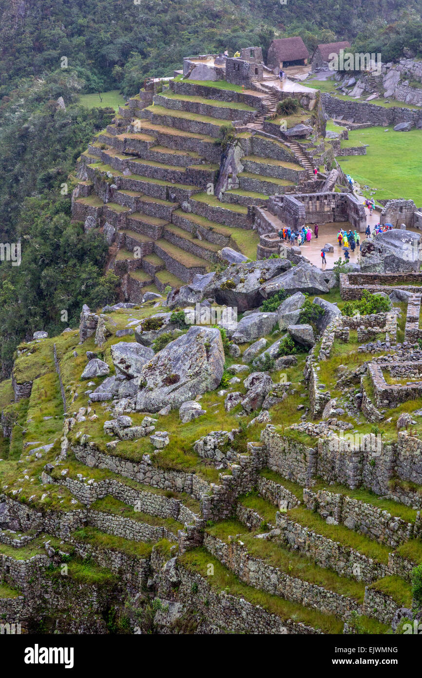 Peru, Machu Picchu.  Steinbruch, Center.  Sacred-Plaza, rechts in der Mitte.  Intiwatana (Hitching Post der Sonne), oberen Hintergrund. Stockfoto