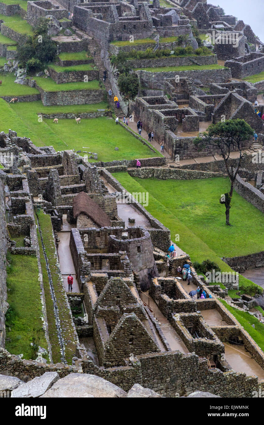 Peru, Machu Picchu.  Tempel der Sonne in Mitte, königliche Residenz hinter das Strohdach.  Städtischen Ostsektor im Hintergrund. Stockfoto