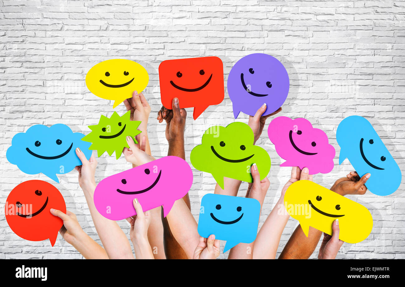 Hände halten Smiley-Gesichter-Symbole. Stockfoto