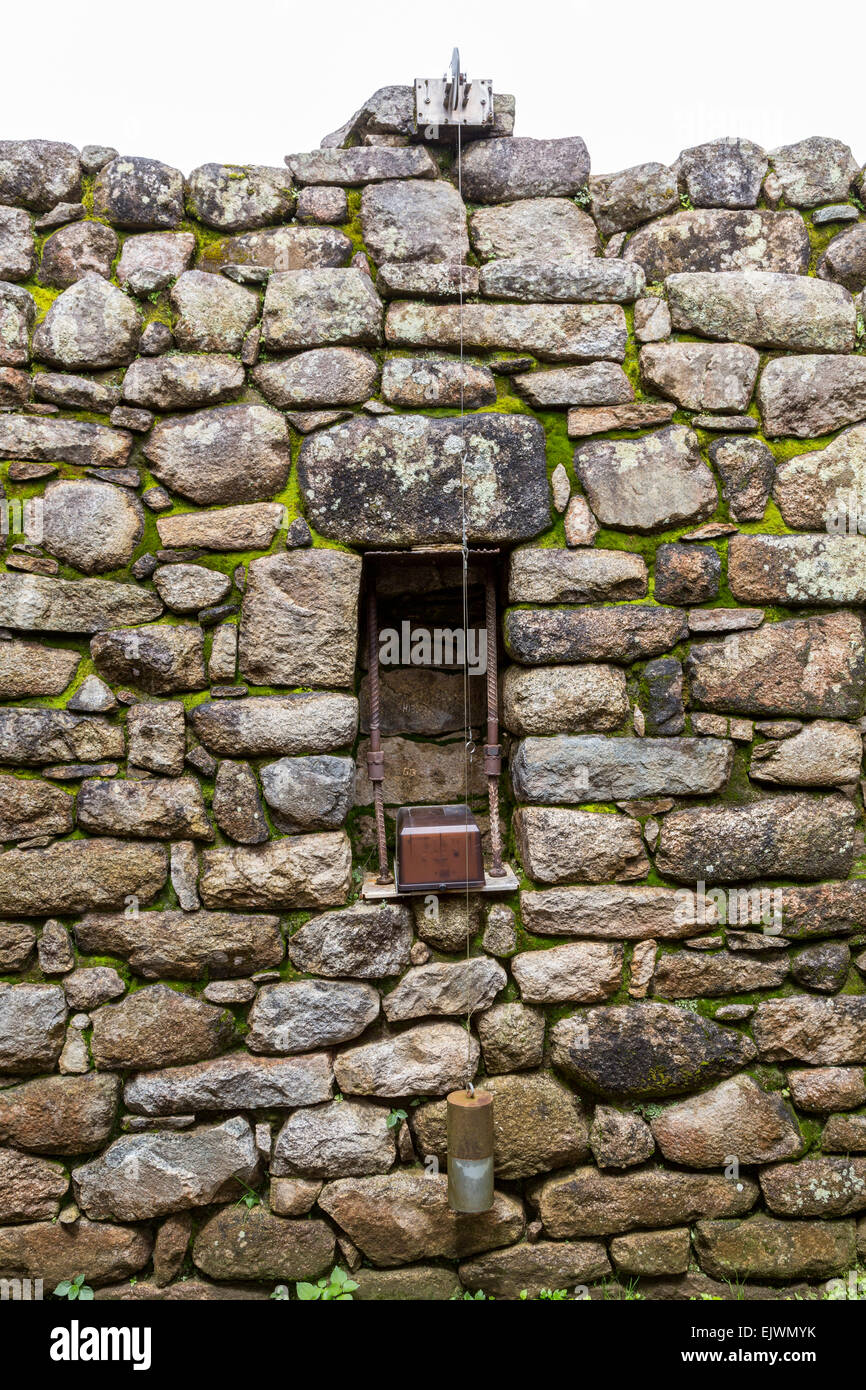 Peru, Machu Picchu.  Seismische Instrumentierung zu Maßnahme Bodenerschütterungen. Stockfoto
