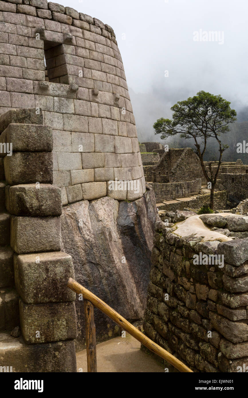 Peru, Machu Picchu.  Außenmauer des Tempels der Sonne. Stockfoto