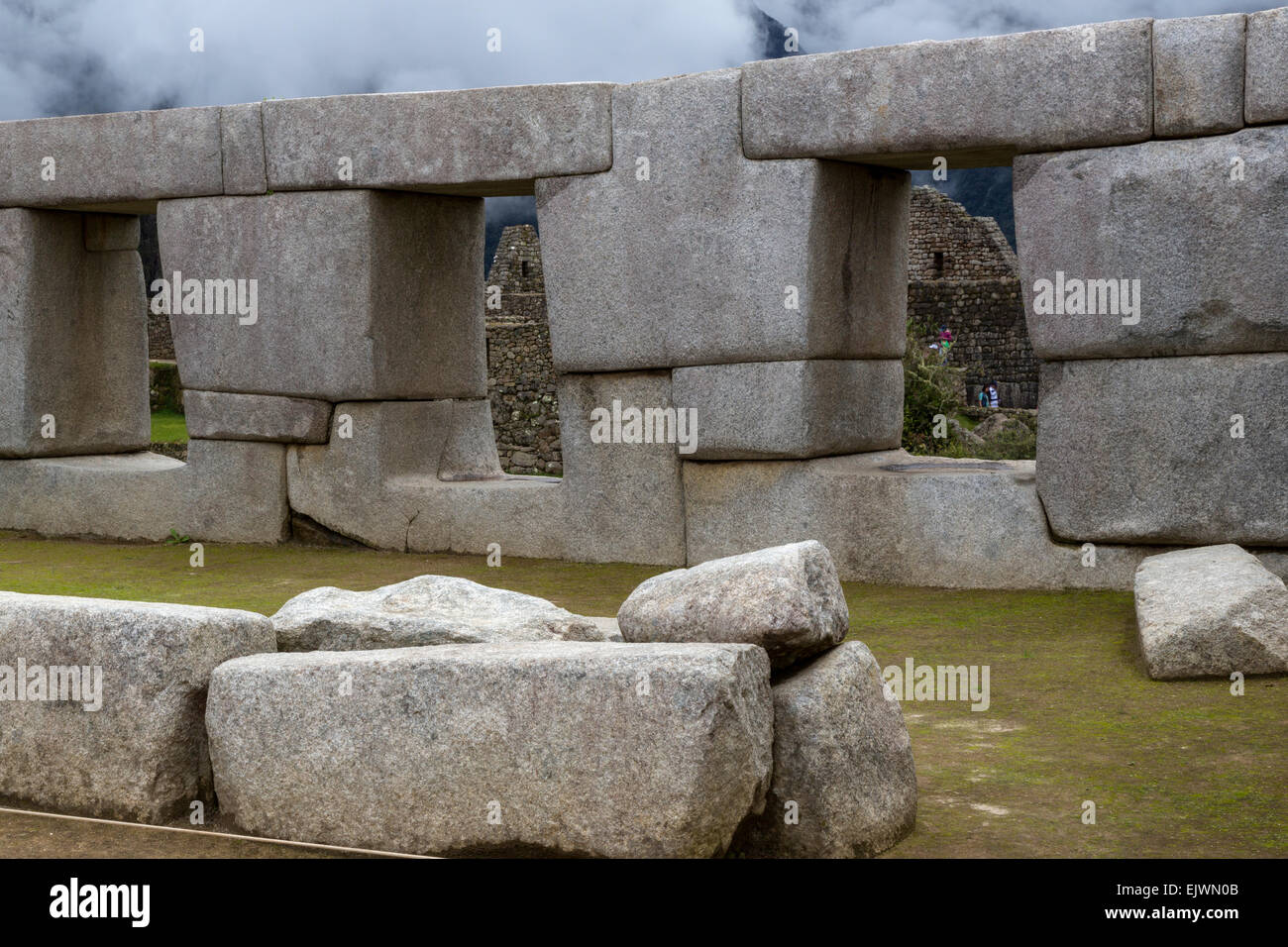 Peru, Machu Picchu.  Blick durch die Tempel der drei Fenster. Stockfoto