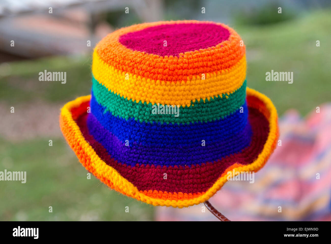 Peru, Urubamba-Tal.  Peruanische Mütze, traditionellen Inka Regenbogenfarben. Stockfoto
