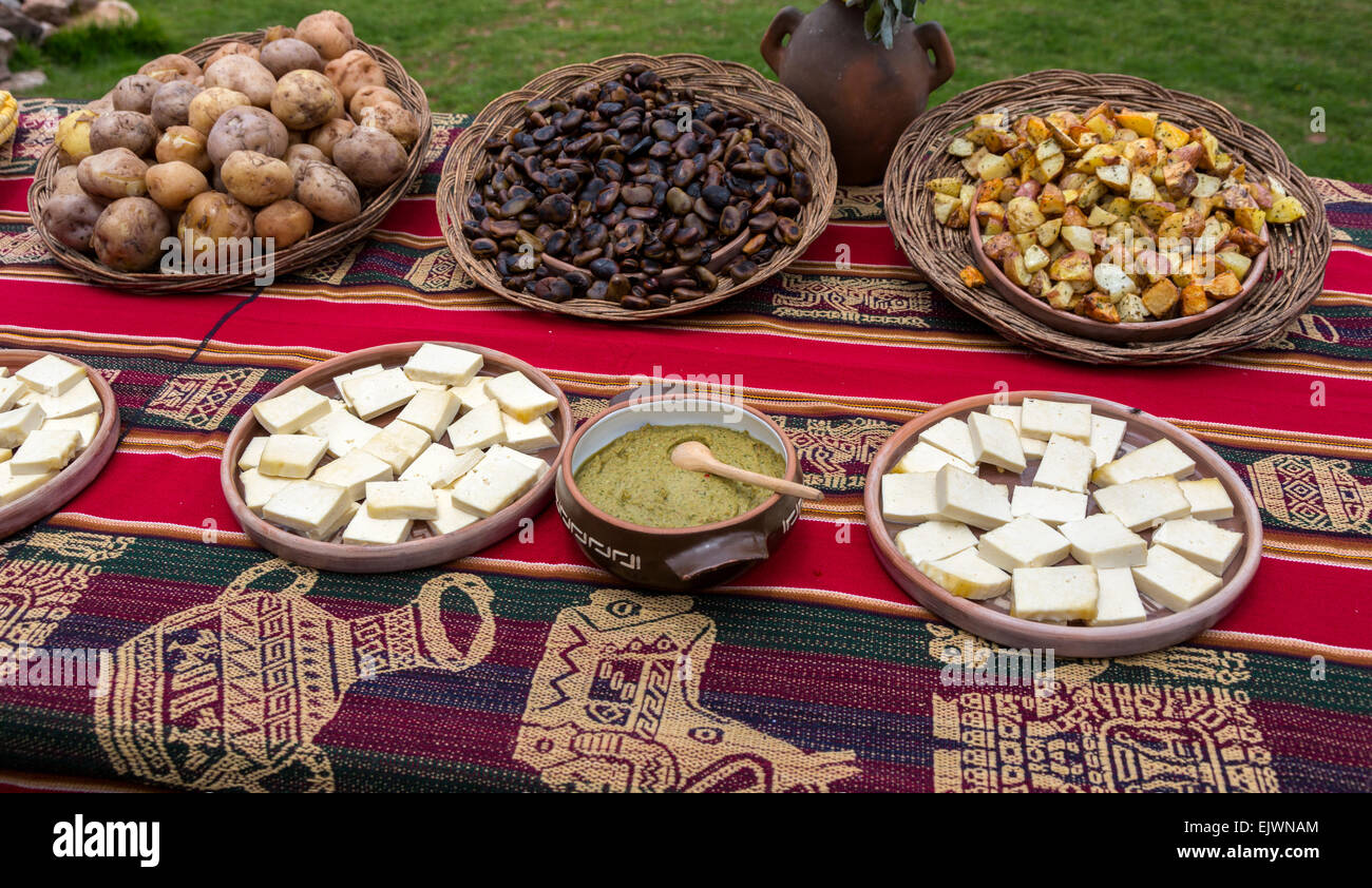 Peru, Urubamba-Tal, Quechua Dorf, Misminay.  Dorfbewohner anzeigen lokale landwirtschaftliche Produkte: Kartoffeln, Bohnen, Käse. Stockfoto