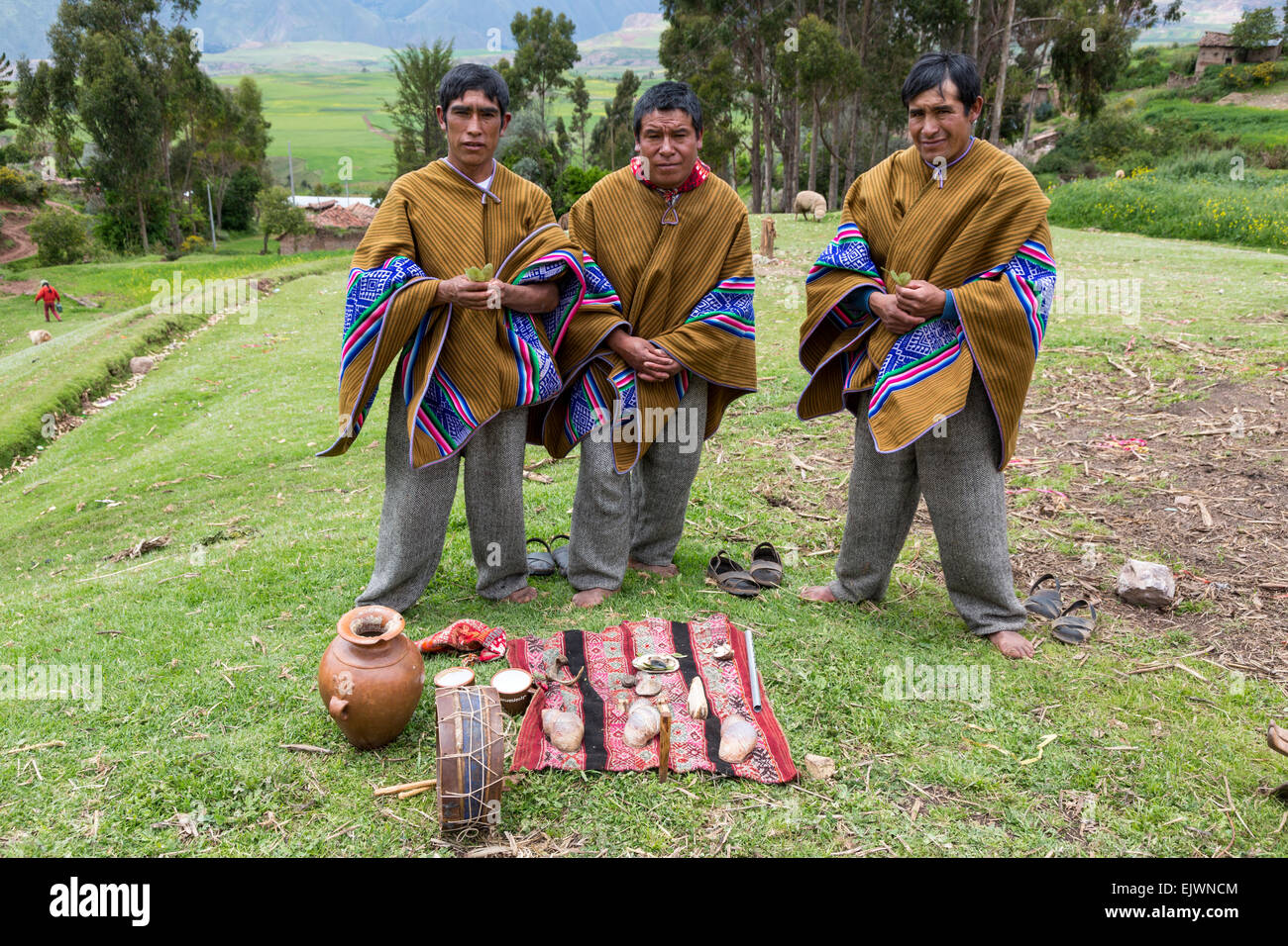 Peru, Urubamba-Tal, Quechua Dorf von Misminay.  Dorf-Männer eine Willkommenszeremonie für Gäste durchführen. Stockfoto