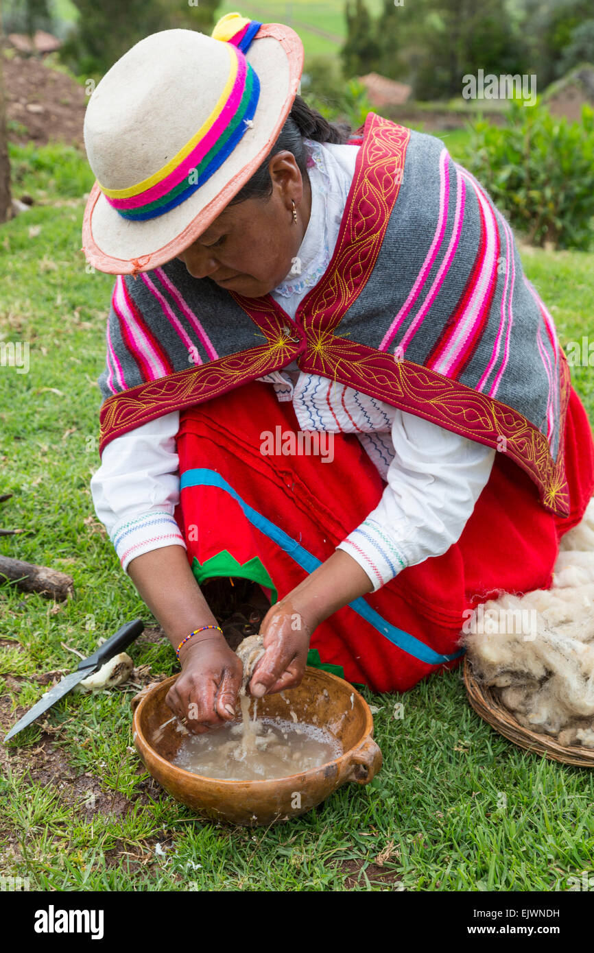 Peru, Urubamba-Tal, Quechua Dorf von Misminay.  Frau waschen Wolle in organische Reinigungsmittel aus einer lokalen Wurzel gewonnen. Stockfoto