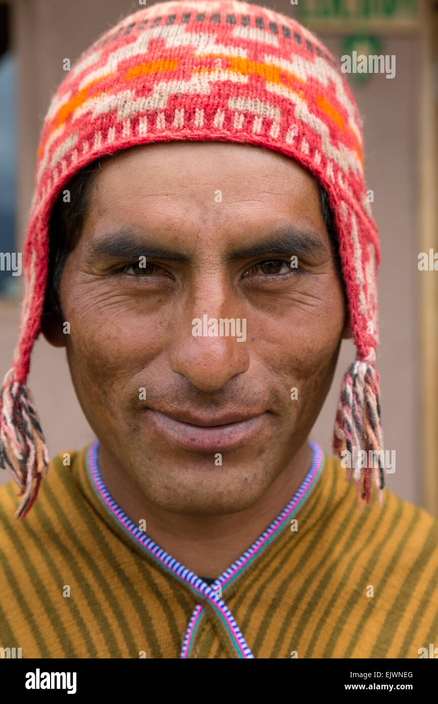 Peru, Urubamba-Tal, Quechua Dorf von Misminay.  Mann trägt einen traditionellen Hut. Stockfoto