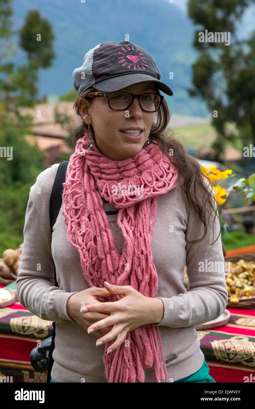 Peru, Urubamba-Tal, Quechua Dorf von Misminay.  Junge peruanische Frau deutscher Abstammung. Stockfoto