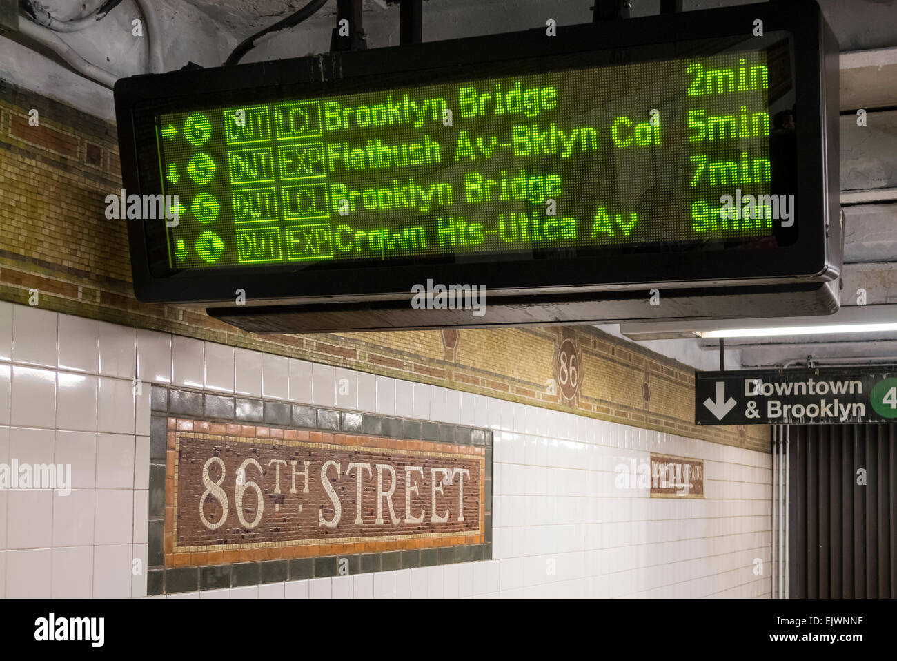 U-Bahn Zug Ankunft Zeitplan gezeigt auf einer Digitalanzeige an der East 86th Street station Stockfoto