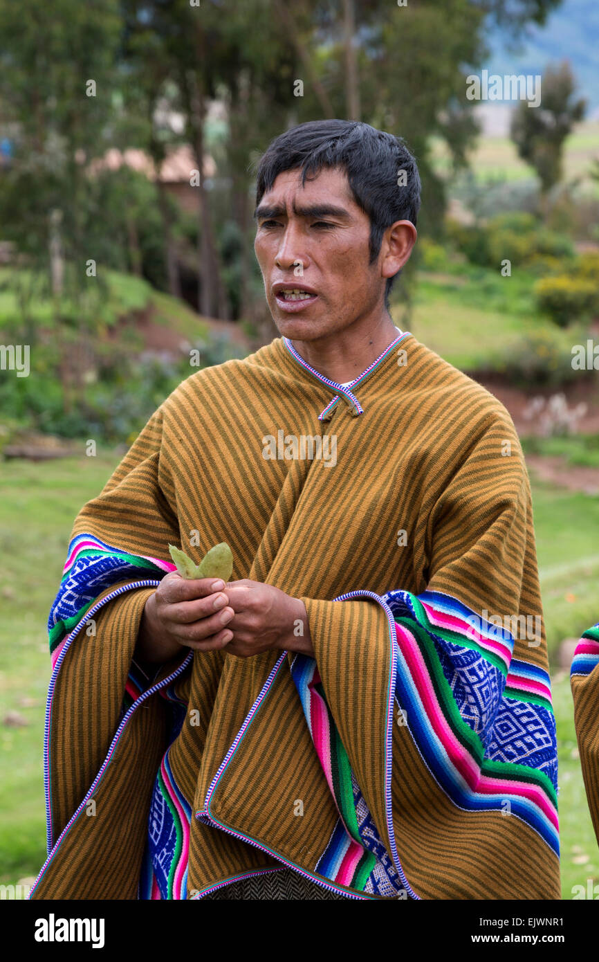 Peru, Urubamba-Tal, Quechua Dorf von Misminay.  Dorf Mann durchführen lässt eine Willkommenszeremonie für Gäste mit Koka. Stockfoto