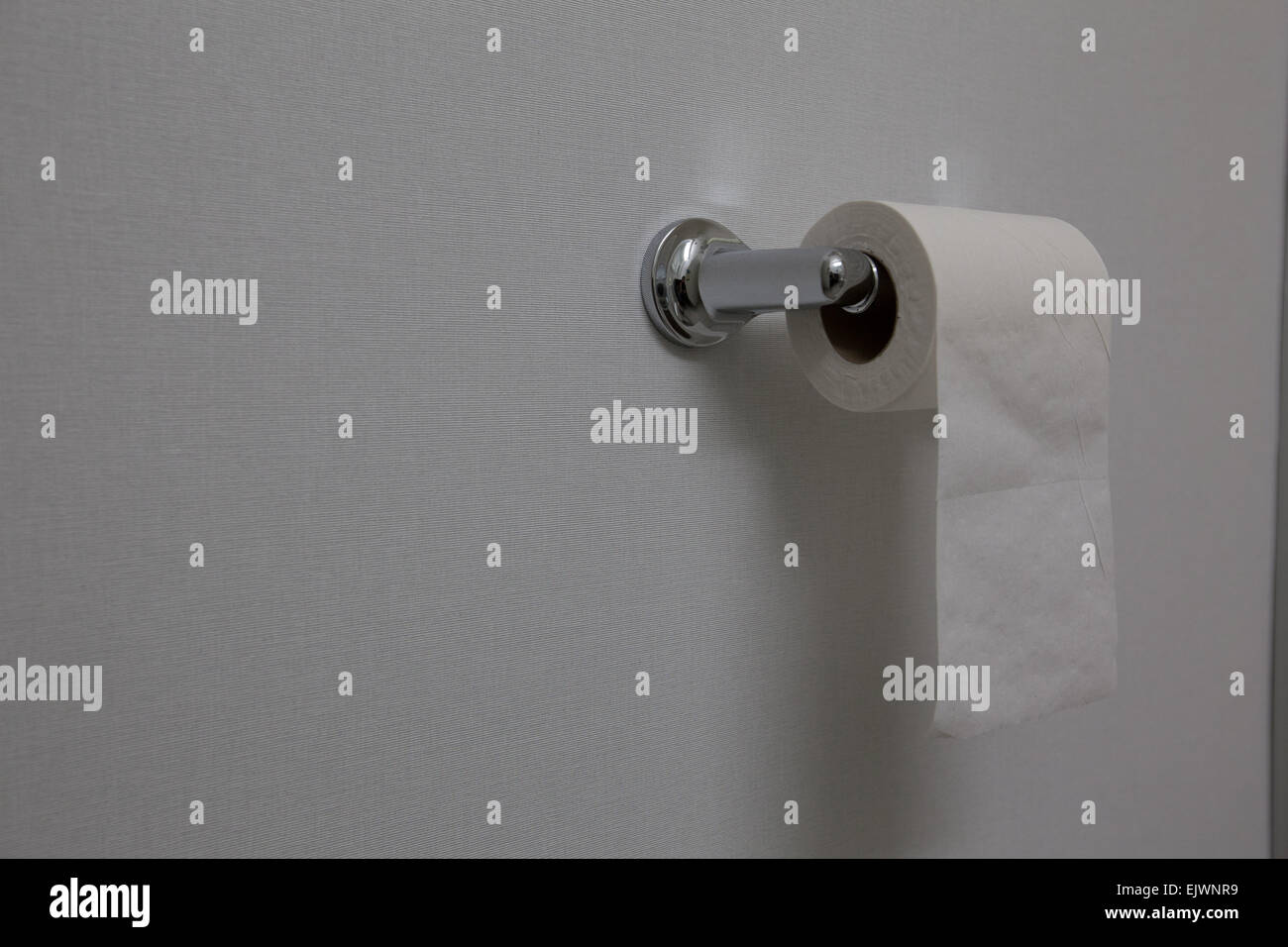 WC-Papier Rollen innen Waschraum Stockfoto