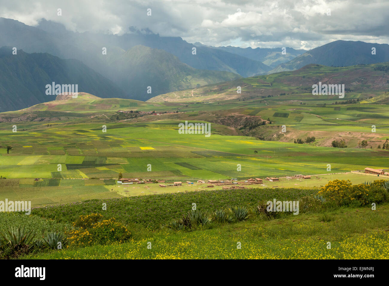 Peru, Moray, Urubamba-Tal, mit Blick auf die Anden. Stockfoto