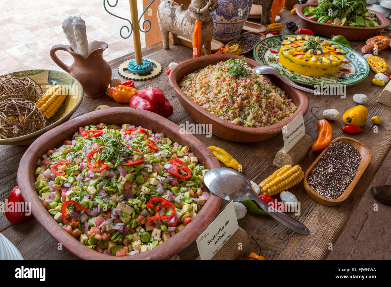 Peru, Moray, Urubamba-Tal.  Mittagsbuffet, Parador de Moray.  Bean Salat, Quinoa Taboule, vegetarische Mousse. Stockfoto