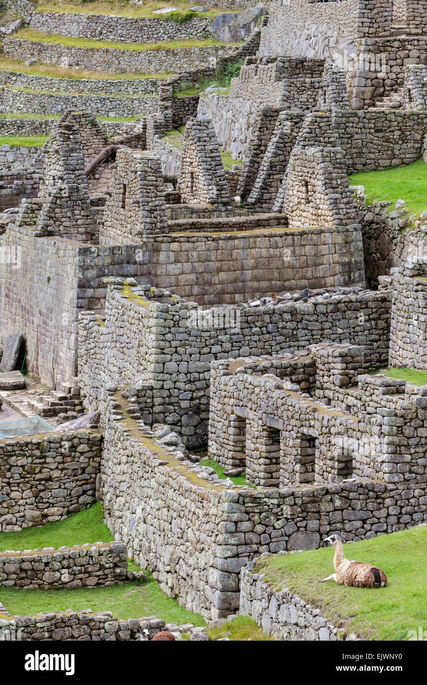 Peru, Machu Picchu.  Inka Mauerwerk.  Überreste von Häusern im westlichen städtischen Bereich. Stockfoto