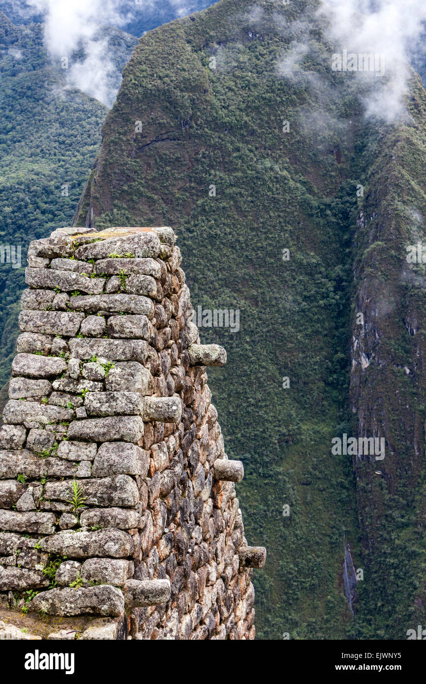 Peru, Machu Picchu.  Dachlinie eines Hauses, Anden im Hintergrund. Stockfoto