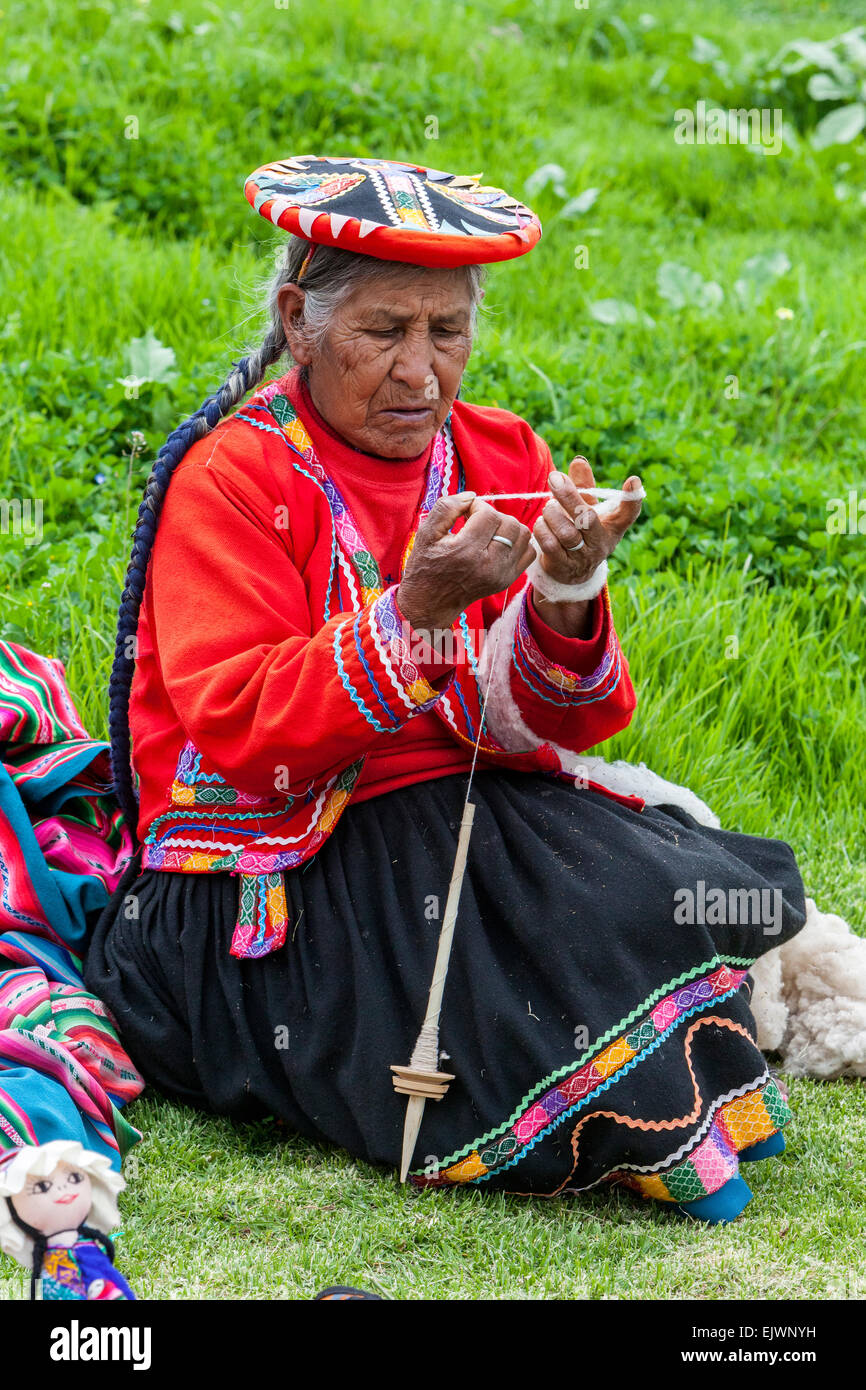 Peru, Moray, Urubamba-Tal.  Quechua Frau Spinnen von Wolle. Stockfoto