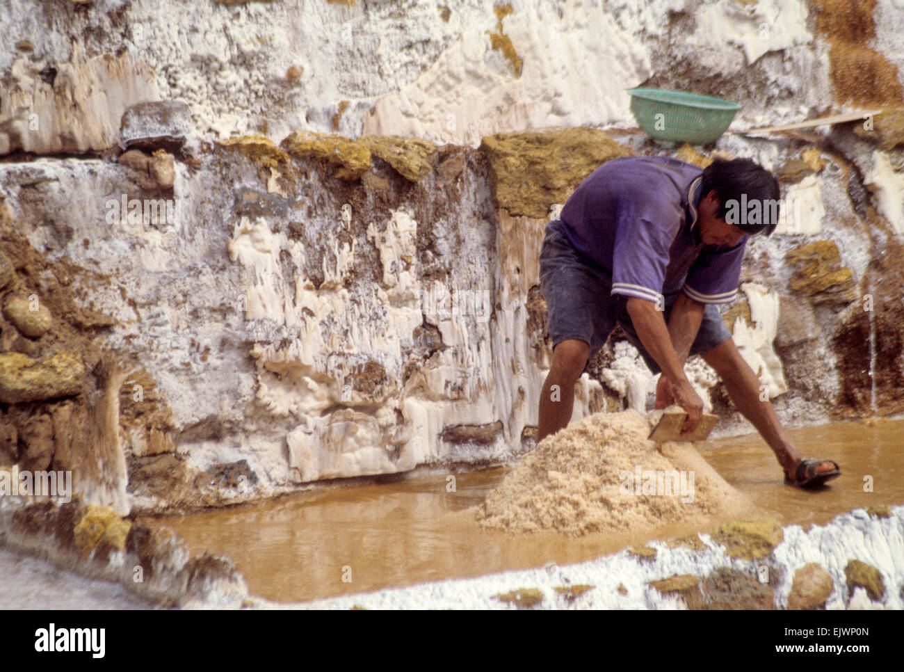 Peru.  Maras Salz Pfannen, Urubamba-Tal.  Menschen sammeln Salz. Stockfoto