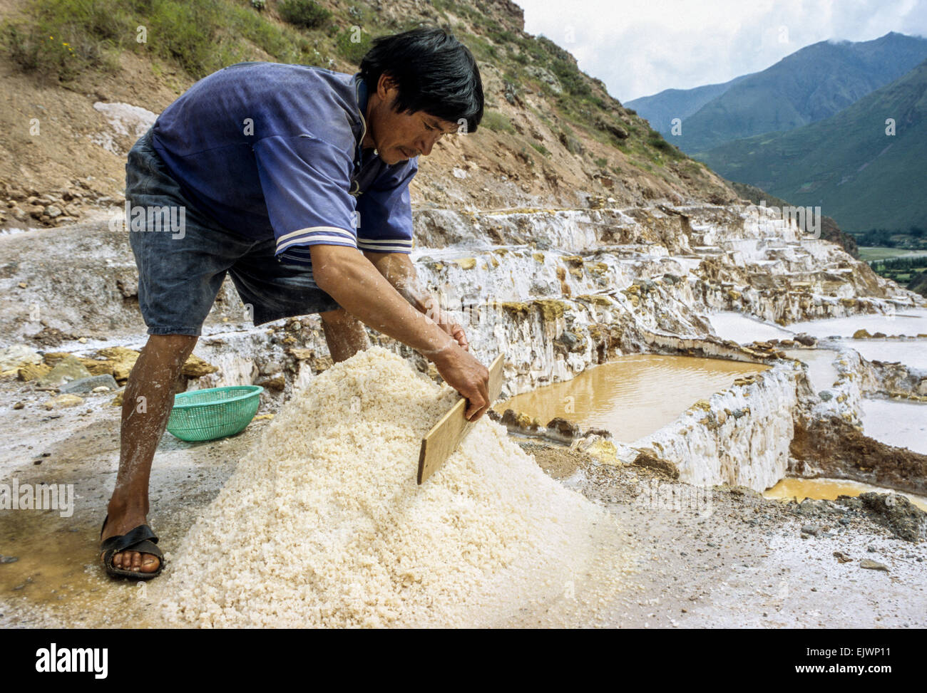 Peru.  Maras Salz Pfannen, Urubamba-Tal.  Menschen sammeln Salz. Stockfoto