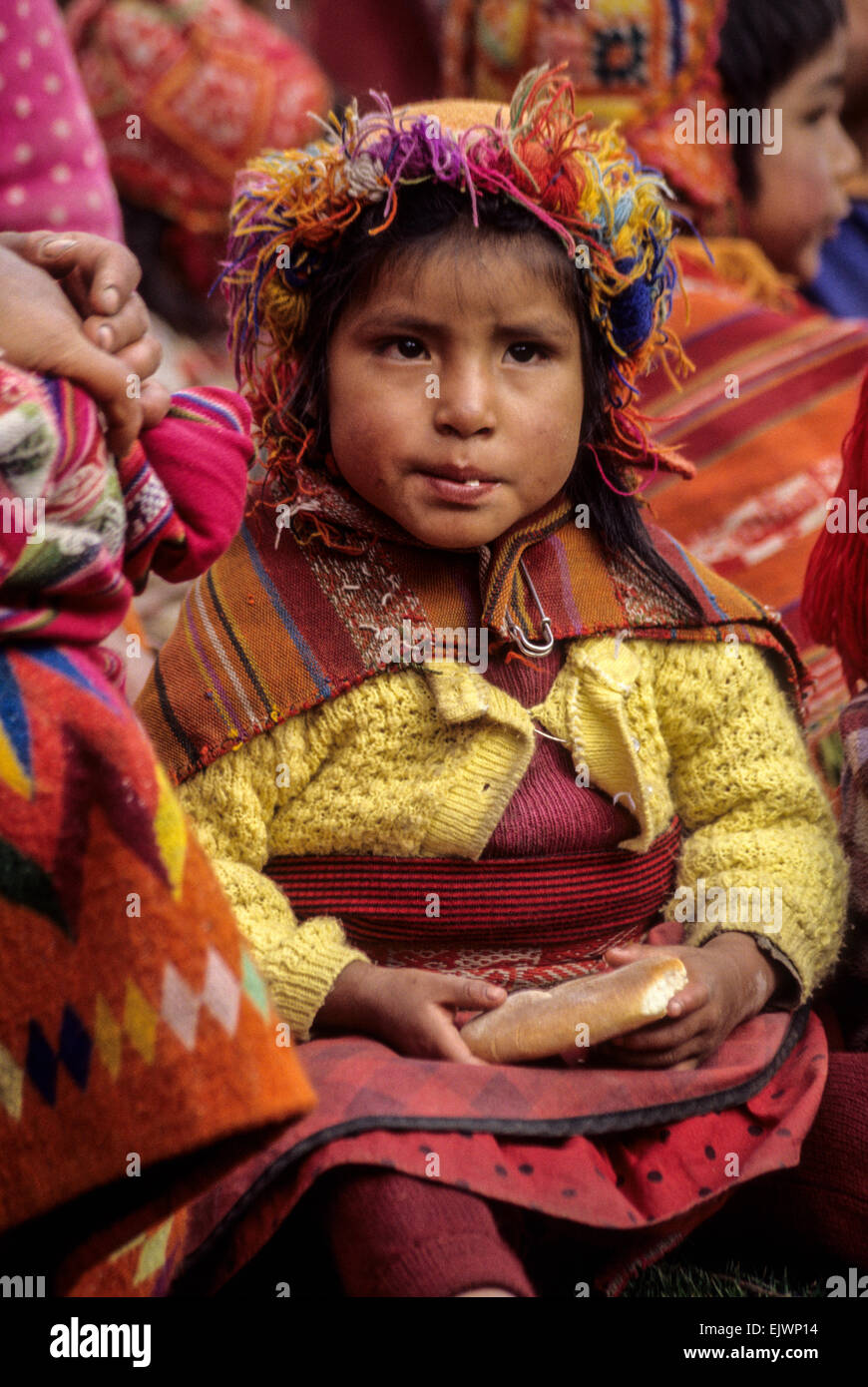Peru, Willoq.  Wenig Quechua Mädchen essen Brot zum Mittagessen. Stockfoto