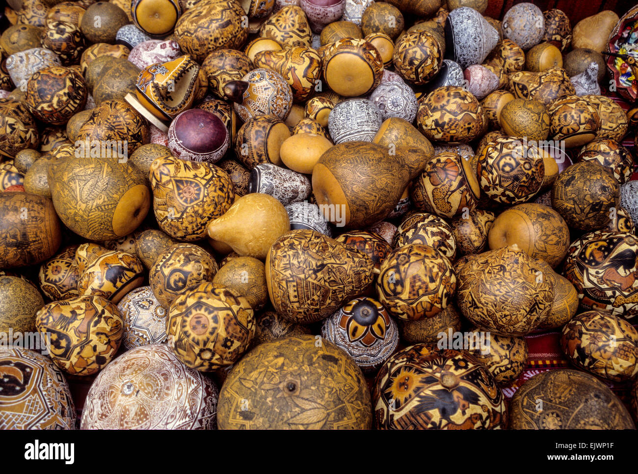 Peru, Pisac.  Bemalte Kalebassen zum Verkauf als Andenken. Stockfoto