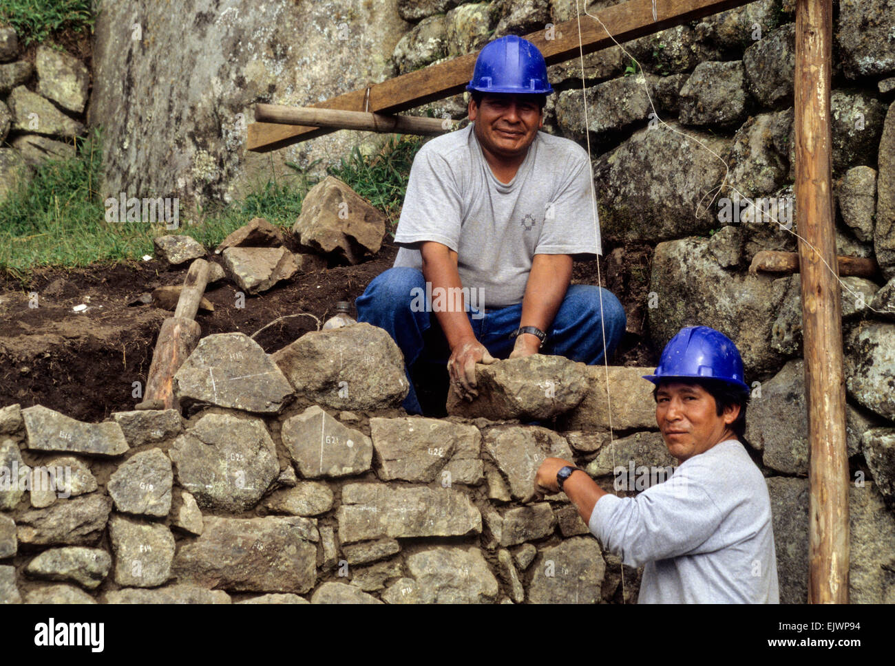 Peru, Machu Picchu.   Denkmalpflege.  Arbeiter rekonstruieren Wände aus Original brach Steinen. Stockfoto