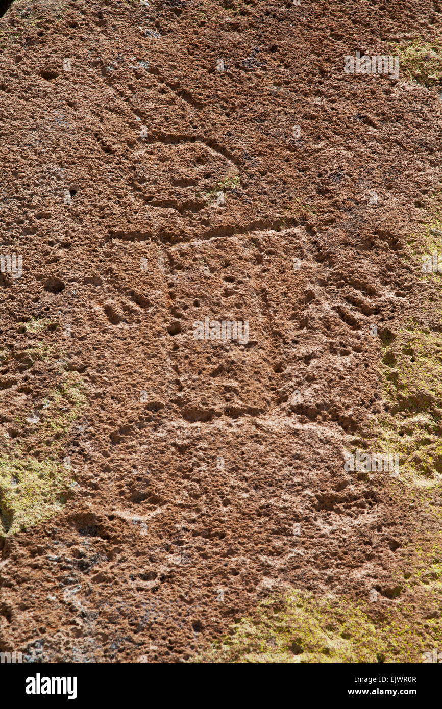 Wanderer auf der Tsankawi Trail, ein Ausreißer von Bandelier National Monument in der Nähe von Los Alamos, New Mexico, begegnen Höhle Unterstände, Pe Stockfoto