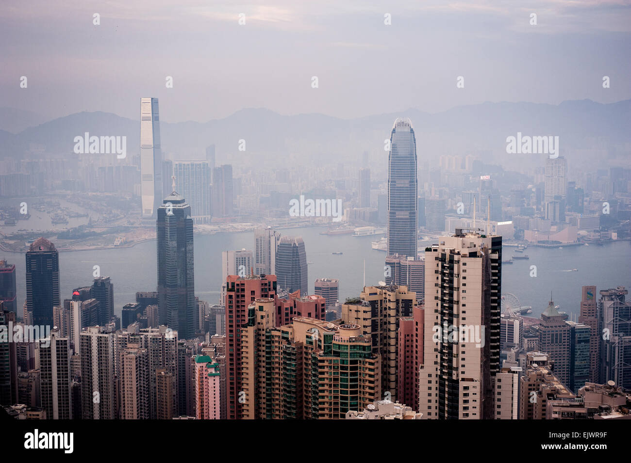 Ansicht von Hong Kong von The Peak zeigt die Anzahl von sehr hohen Gebäuden. Stockfoto