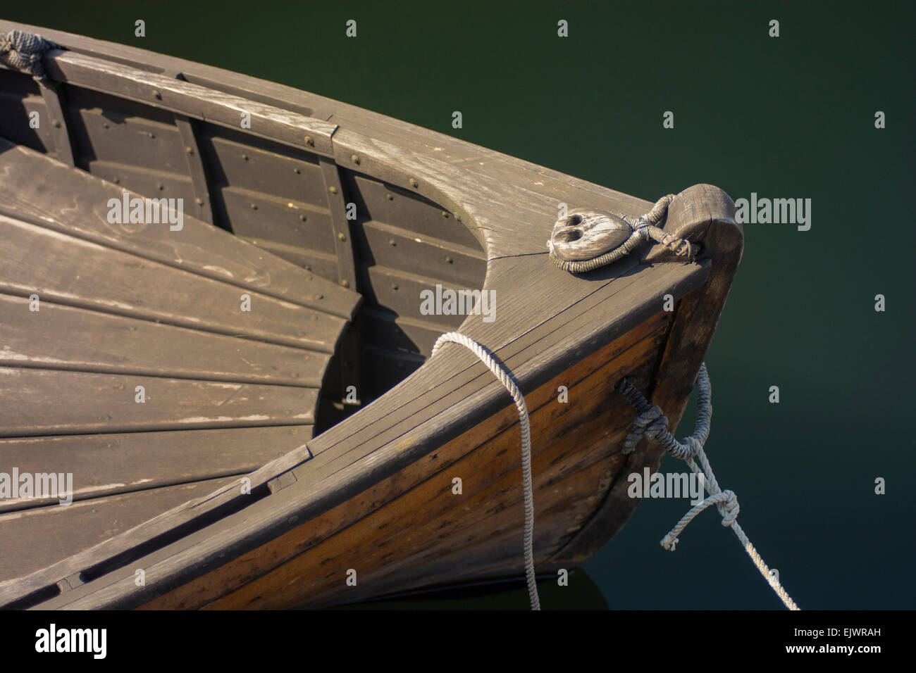 Holz- Ruderboote auf dem Dock gebunden. Stockfoto