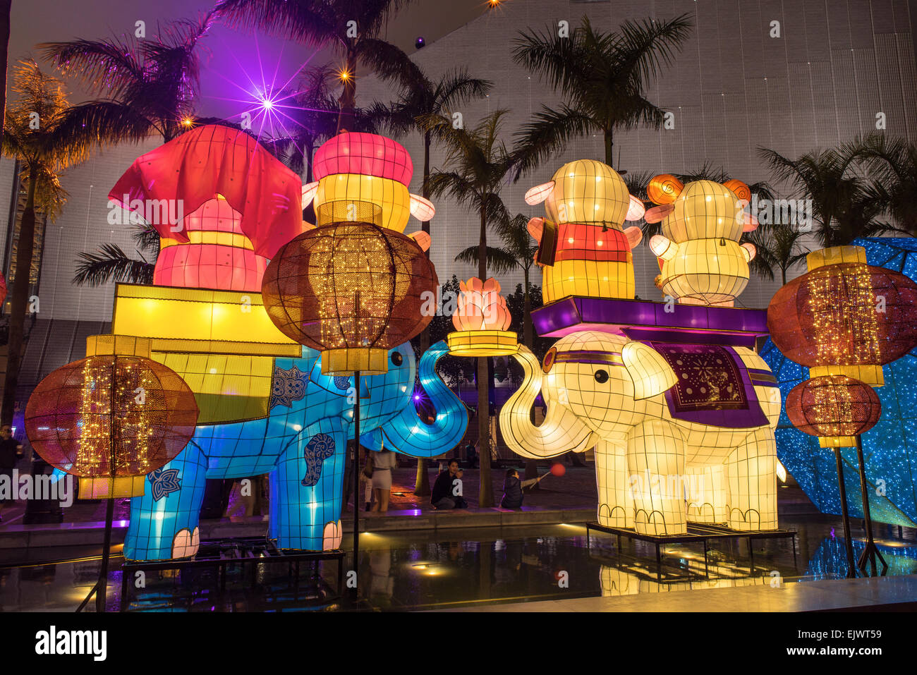 Chinesische Laterne-Anzeige auf dem Hong Kong Cultural Centre. Stockfoto