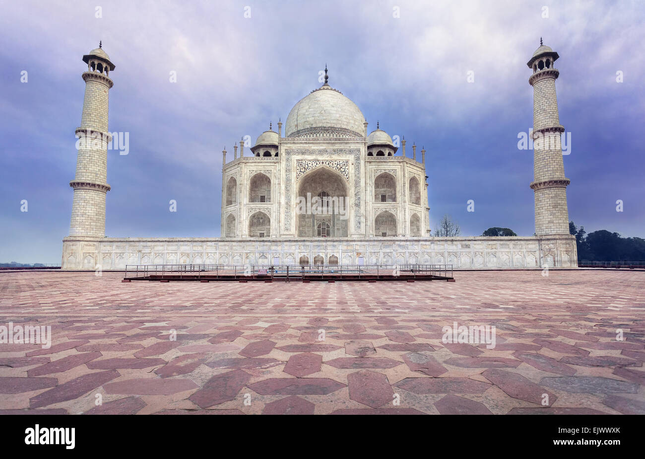 Taj Mahal Grabmal aus weißem Marmor am dramatischen Himmel in Agra, Uttar Pradesh, Indien Stockfoto