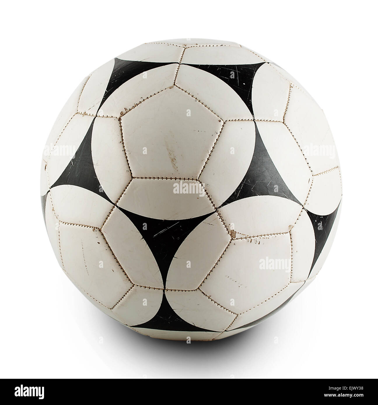 Alte abgenutzte Fußball isoliert auf weißem Hintergrund Stockfoto