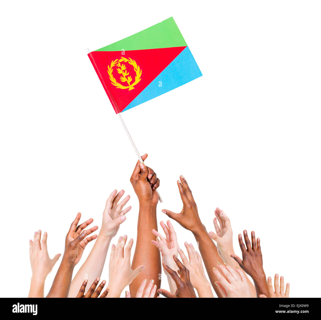 Multi-ethnischen Gruppe erreichen und halten die Flagge von Eritrea Stockfoto