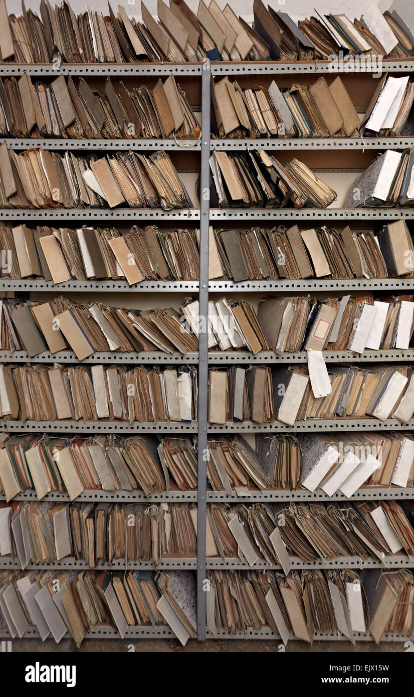 Bücher und Archivierung von Dokumenten in den Regalen Stockfoto