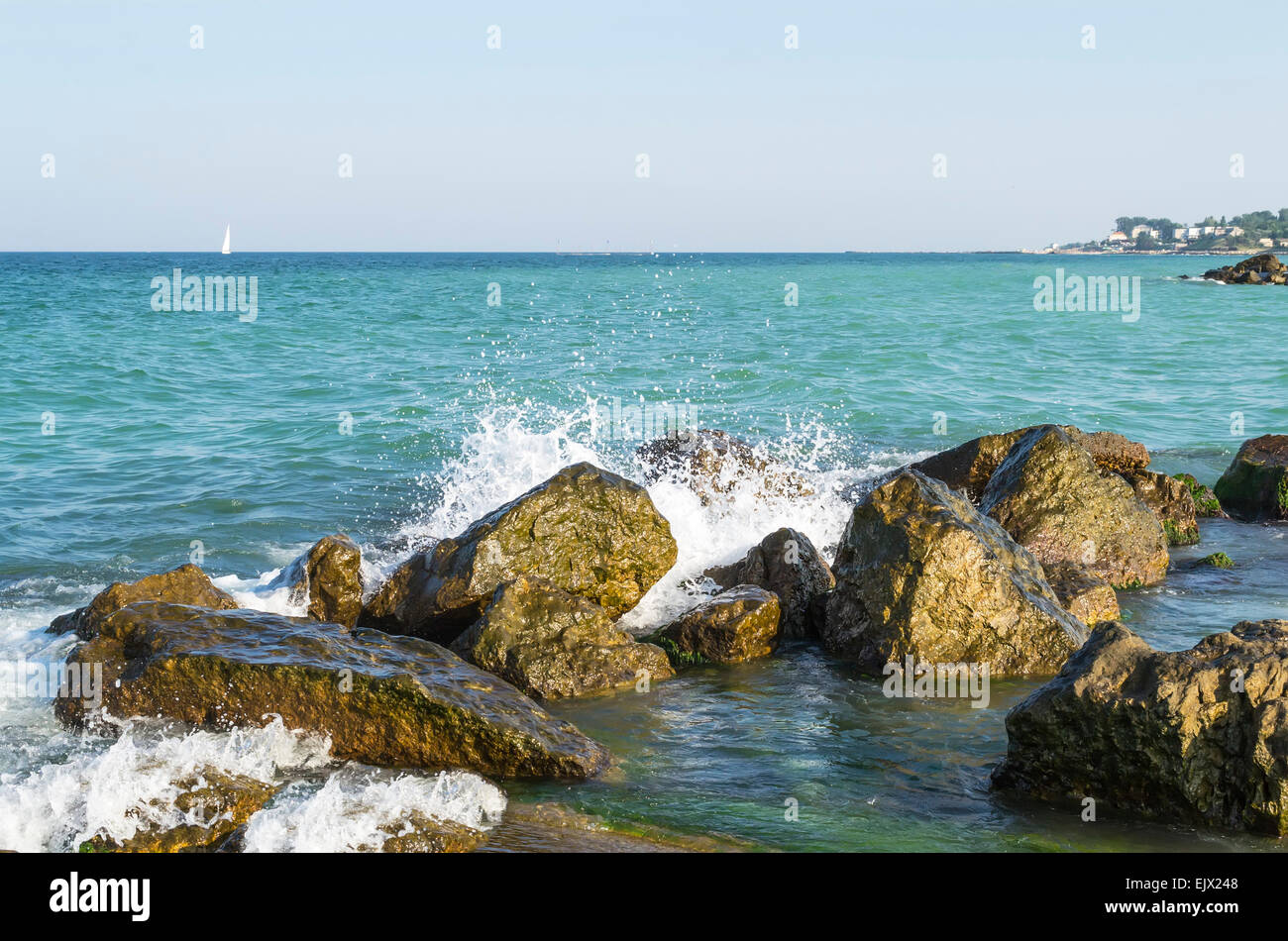 Marine Felsen umspült von den Wellen des Meeres an der Küste, Landschaft Stockfoto