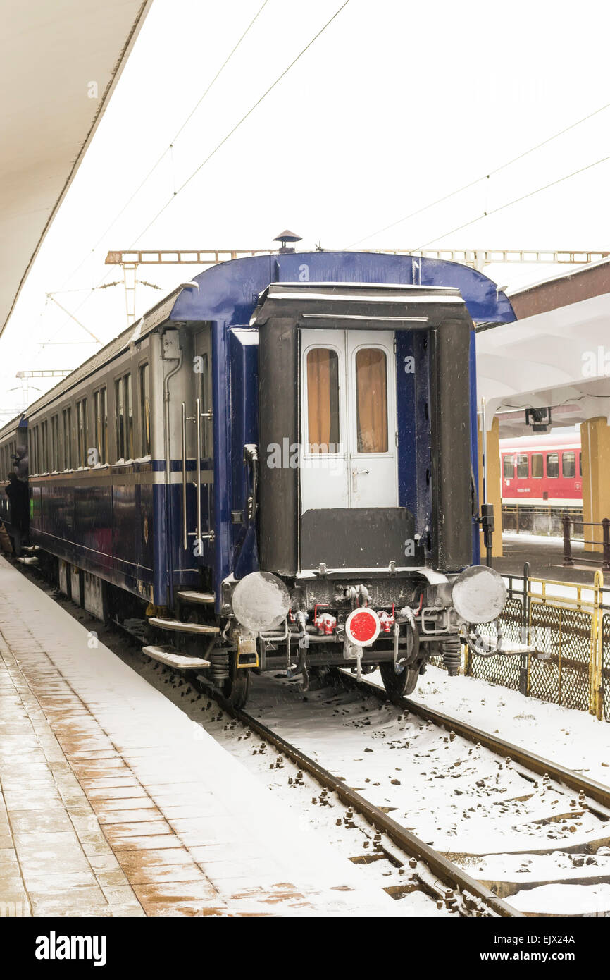 Rückansicht des letzten Pkw eines Zuges am Bahnhof stationiert Stockfoto