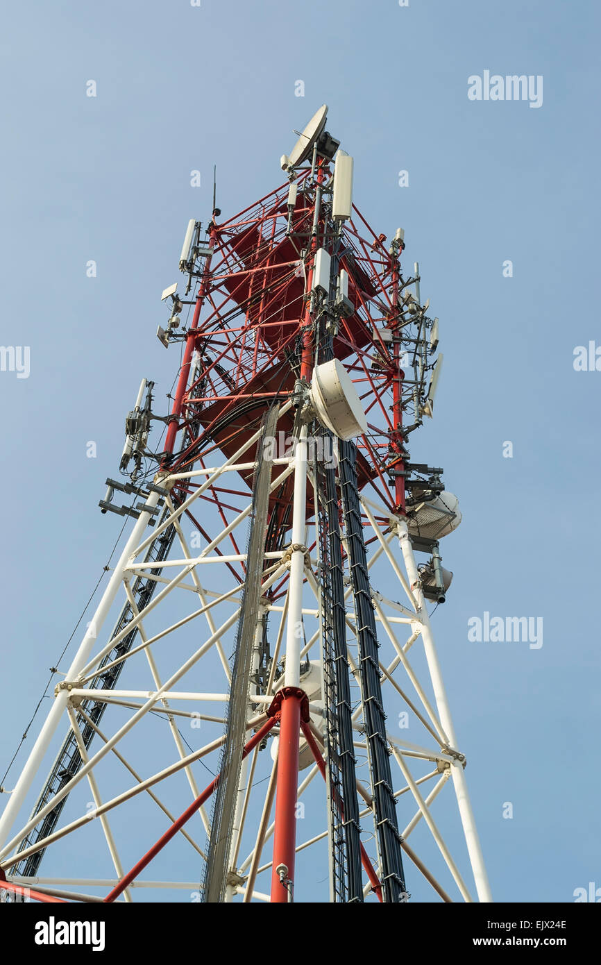 Hoher Turm mit verschiedenen elektronischen Geräten für die Kommunikation Stockfoto