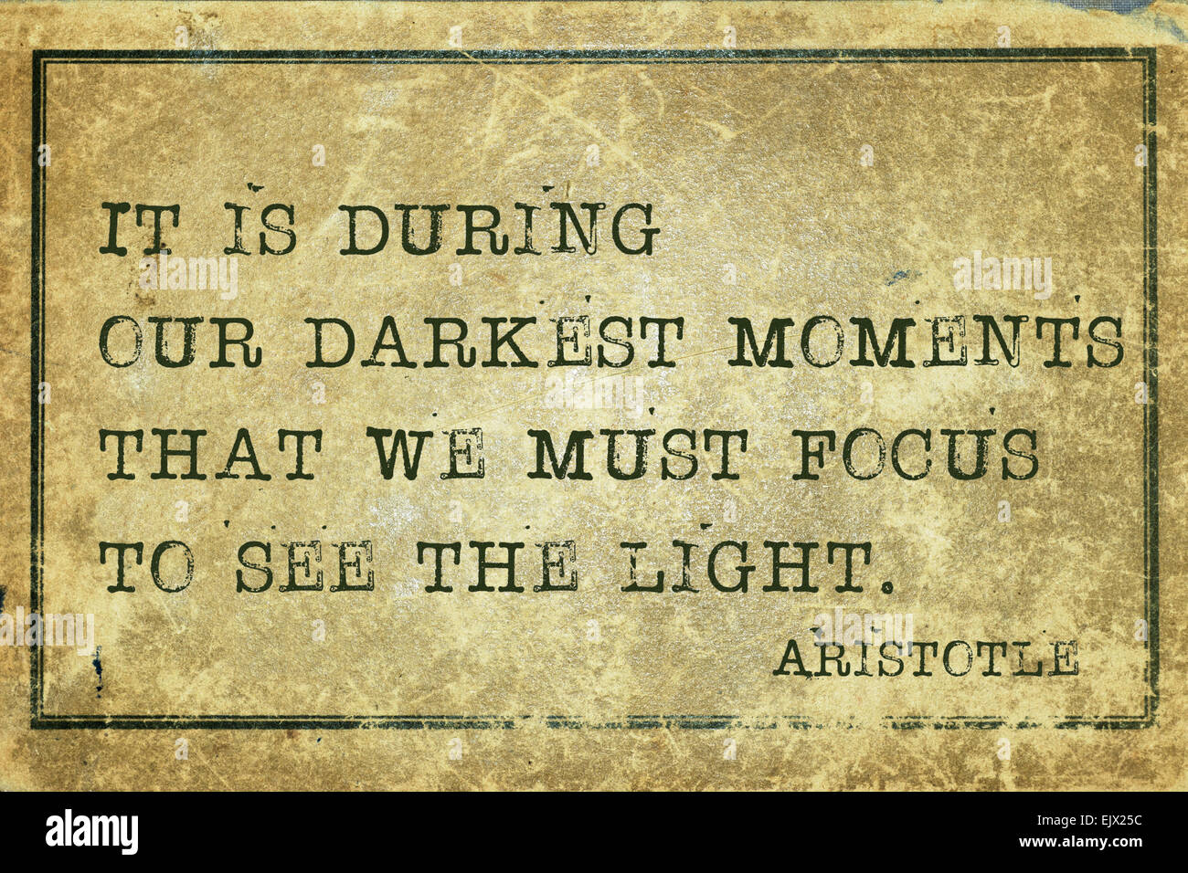 Es ist in unseren dunkelsten Momenten - der griechische Philosoph Aristotle Zitat auf Grunge Vintage Karton gedruckt Stockfoto
