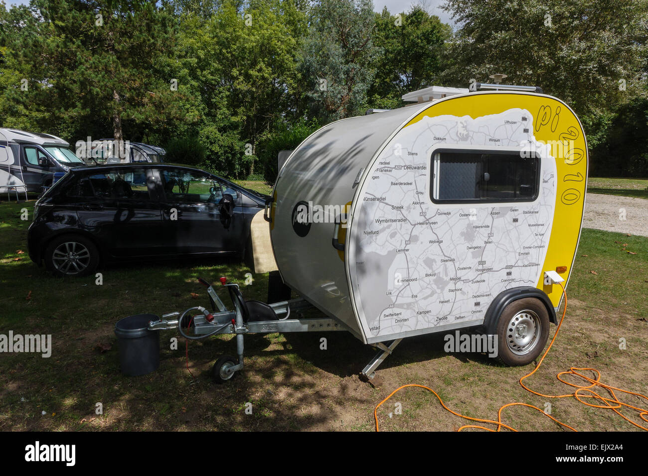 PI oder Pino Wohnwagen, klein und kompakt mit Karte von Holland auf der Seite an Le Moulin Fort Camping, Frankreich Stockfoto