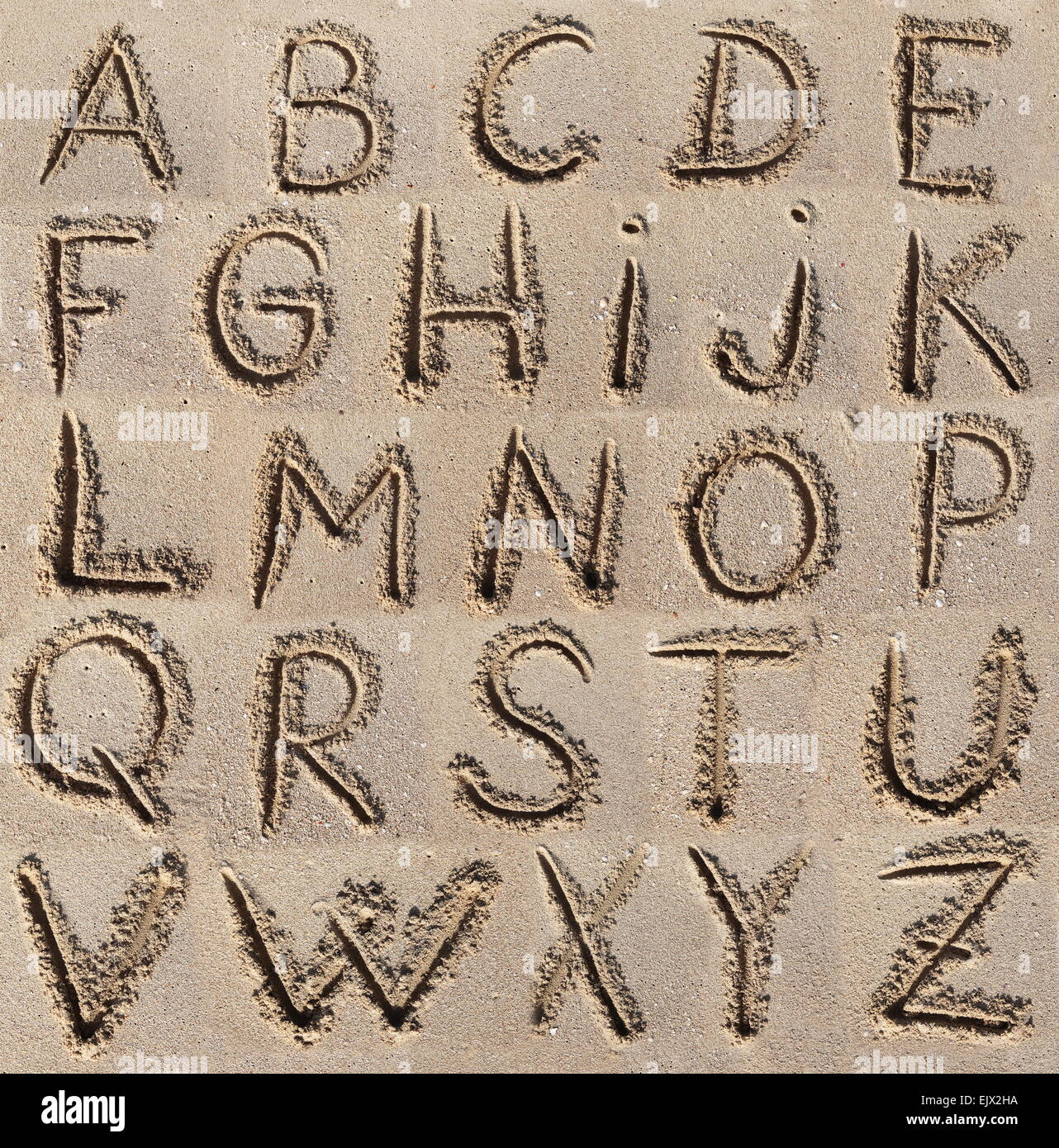 Alphabet (ABC) auf Sand geschrieben. Stockfoto