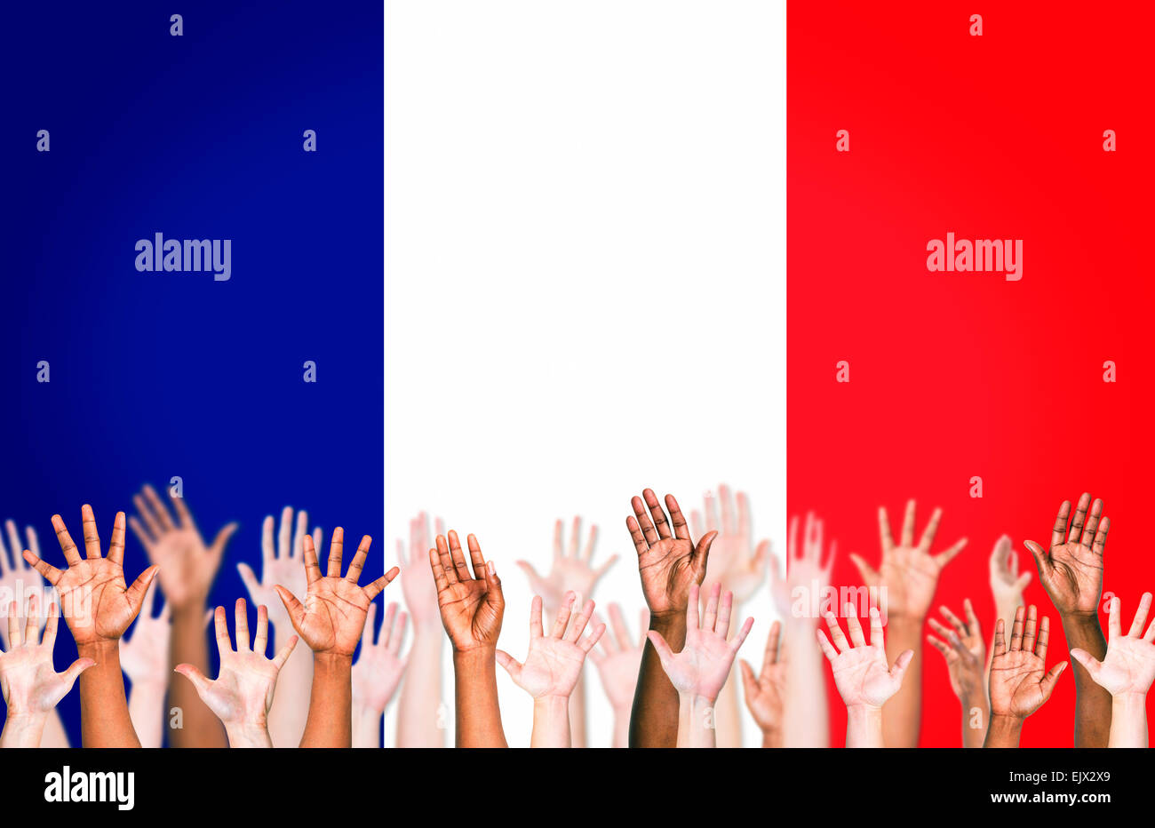 Multi-ethnischen ausgestreckten mit Flagge von Frankreich für den Hintergrund. Stockfoto