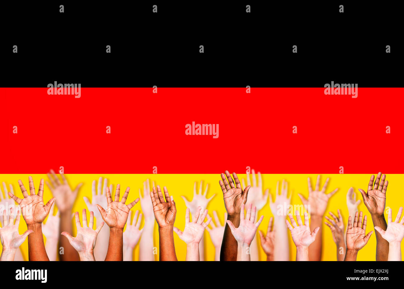 Gruppe von multi-ethnischen erhobenen Armen und eine Fahne von Deutschland als Hintergrund Stockfoto