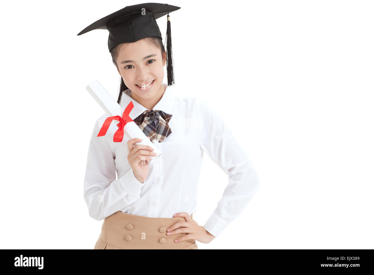 Schülerinnen und Schüler tragen eine Kappe mit einem Diplom Bachelor Stockfoto
