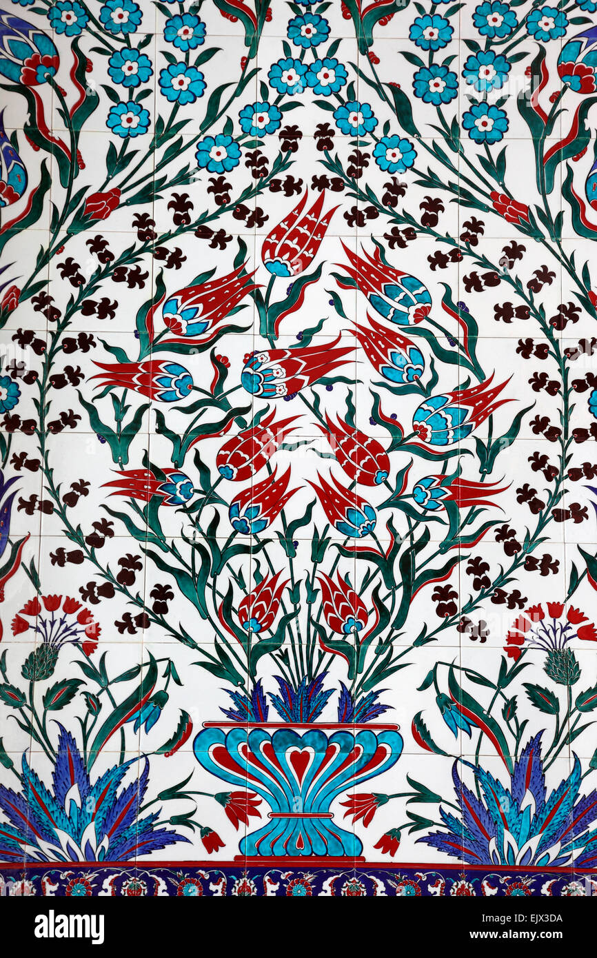 Blumenmotiv-Fliesen in der großen Moschee in Abu Dhabi. Stockfoto