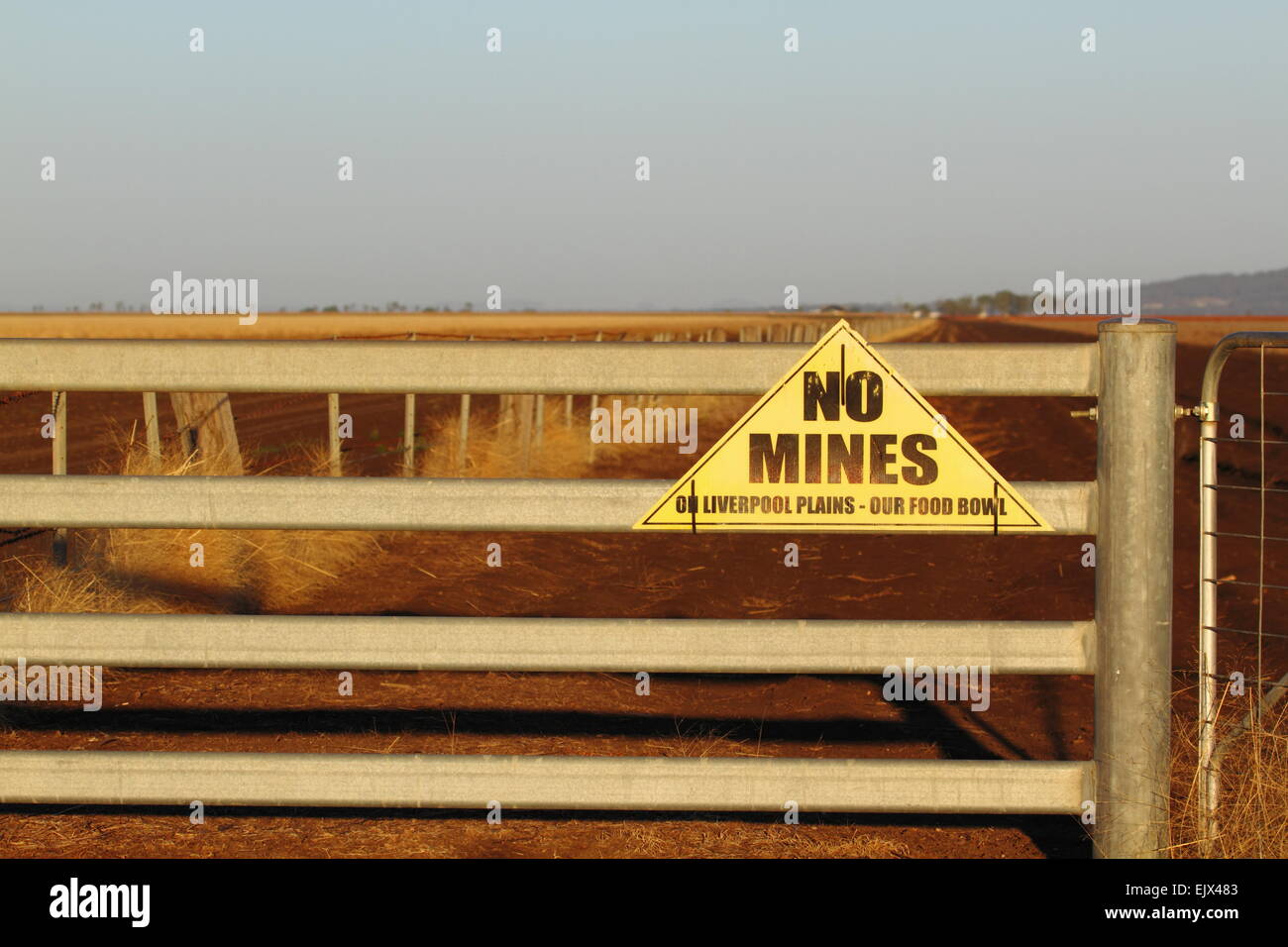 Ein Anti-Minen-Schild am Breeza Station, Breeza, NSW, Australien. "Keine Minen auf Liverpool Plains - unsere Futternapf." Stockfoto