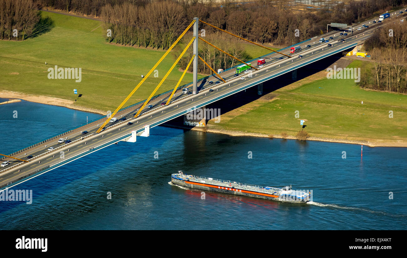 Verkehr auf der A40-Brücke, Rheinbrücke, geschlossen für schwere Fahrzeuge, Brücke Schäden, Duisburg, Ruhrgebiet Stockfoto