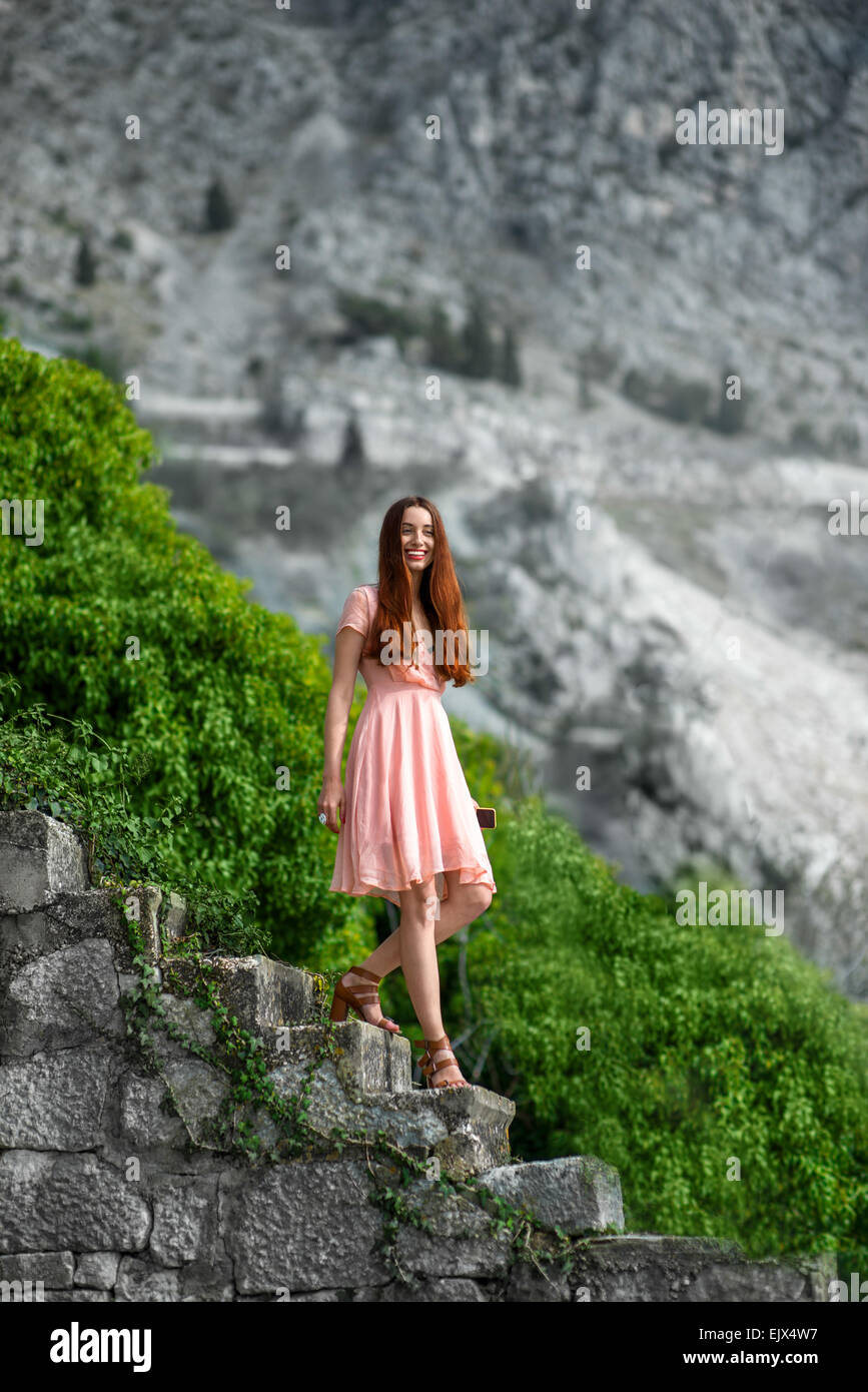 Frau hinunter Treppe mit beautful Natur Hintergrund Stockfoto